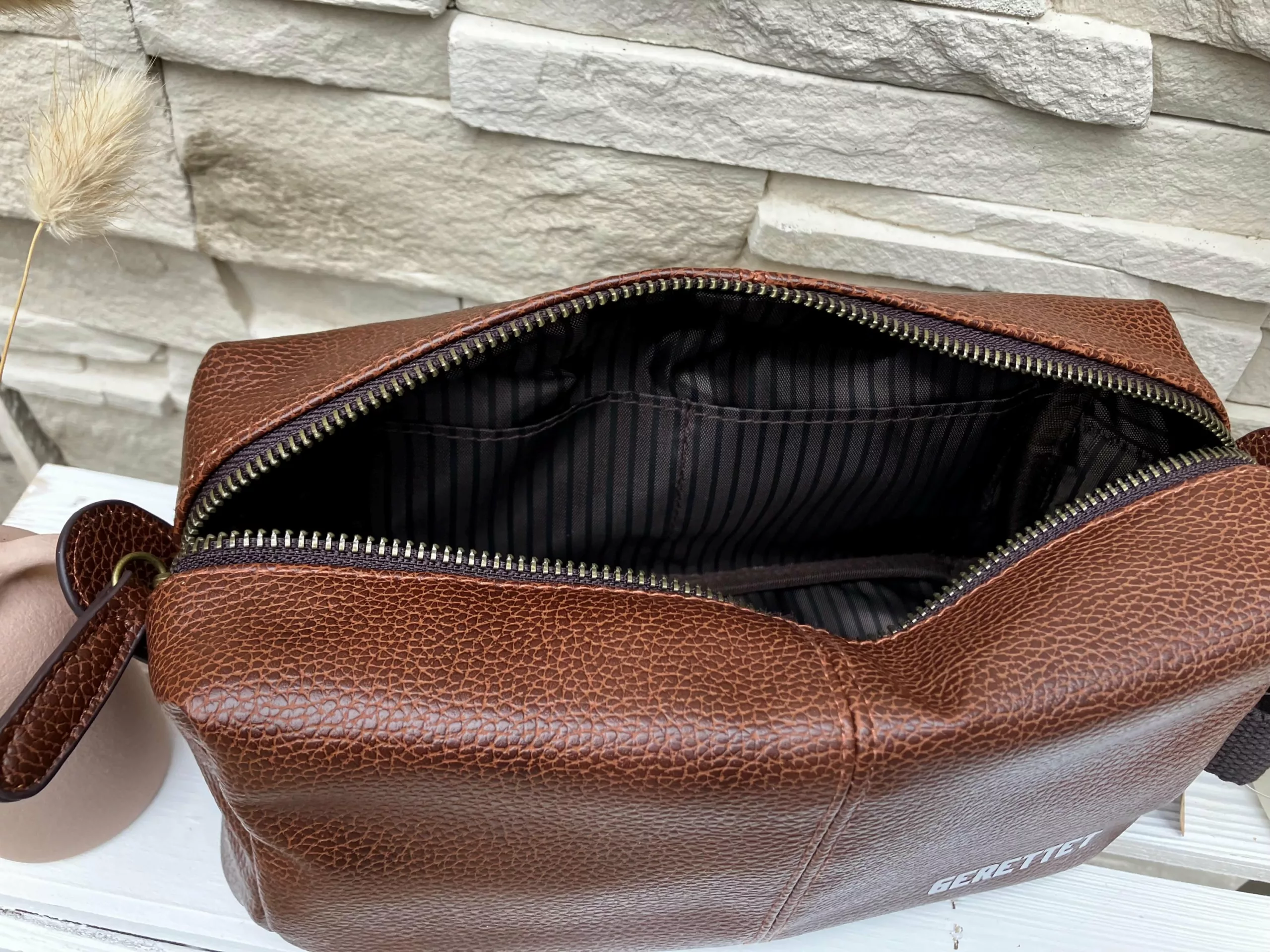 Kulturbeutel aus Kunstleder I Braun I Geburtstagsgeschenk für Männer I Geschenk I Personalisiert I Gerettet